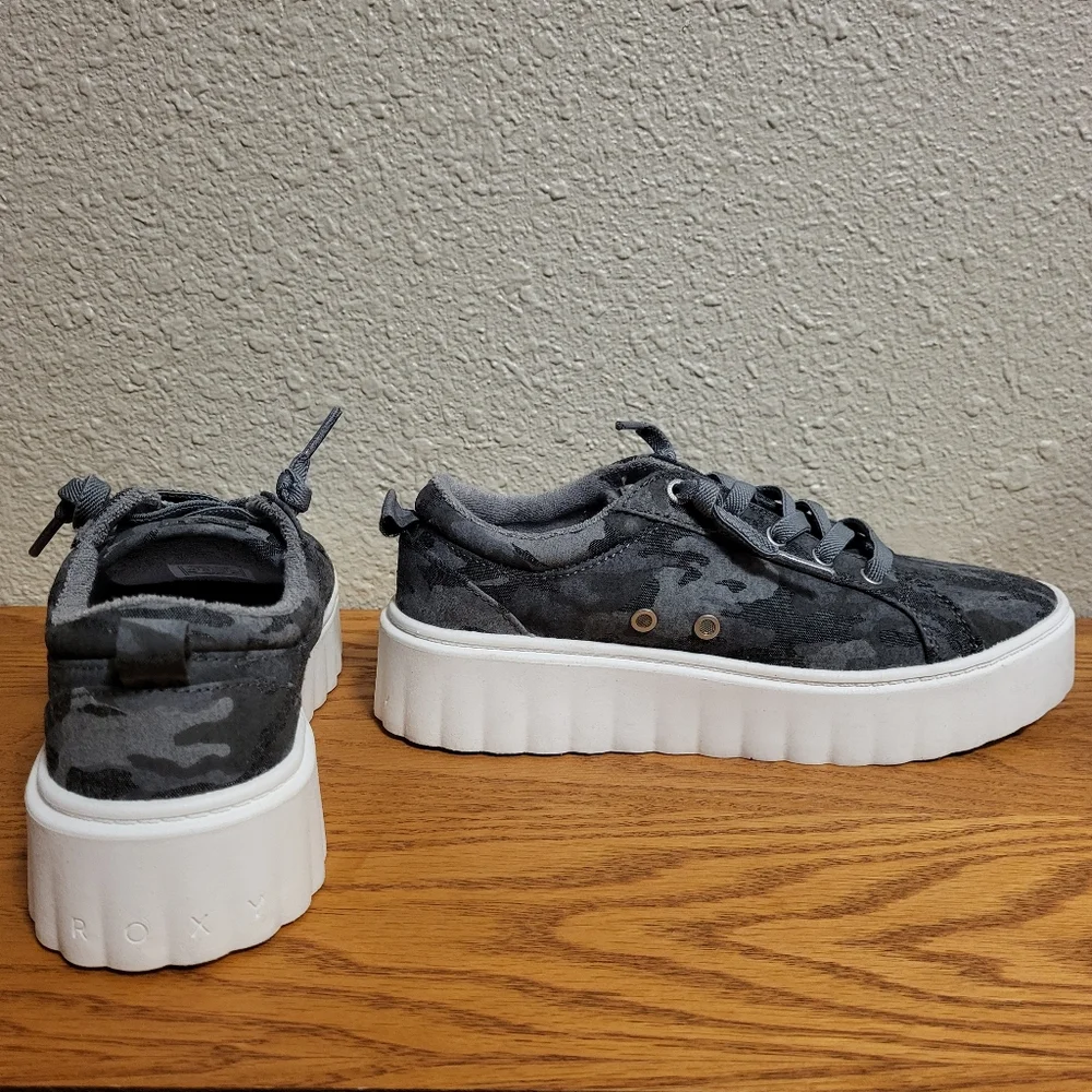 Roxy Gray Camo Sheilahh Sneaker Size 7½